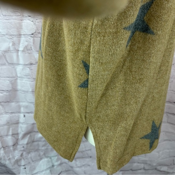 NWT boutique first love by lovelyn Tan Sweater Gray Star Pattern - Picture 3 of 12